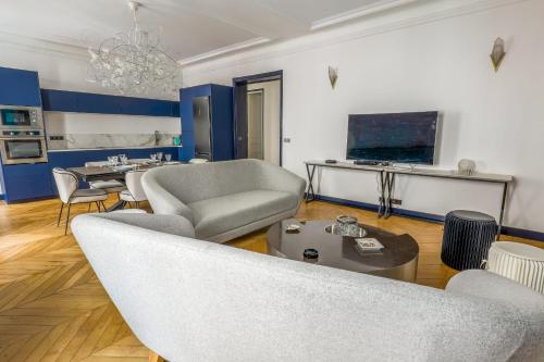 una sala de estar con un sofá y una mesa en Appartement du Pilot - Welkeys, en Neuilly-sur-Seine