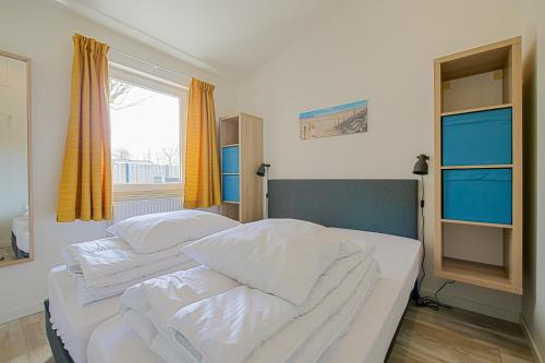Familiehuis Westenwind - Julianadorp aan Zee tesisinde bir odada yatak veya yataklar