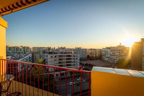 MARBELLA BANUS SUITES - Marbella Center Apartment - Spacious & Bright - 3BR - 2BA - City Views - Excellent Location - Heart of Marbella Center - Walk Everywhere - Ideal for Families