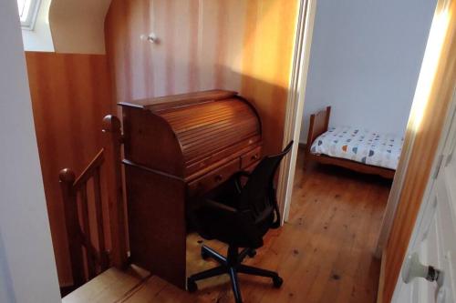 a room with a desk and a chair and a bed at maison de ville pour 6 personnes in Montdidier