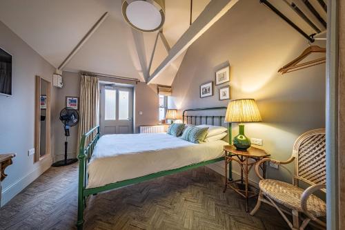 um quarto com uma cama, uma mesa e cadeiras em The Globe Inn em Wells-next-the-Sea