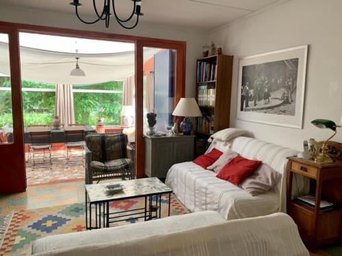 - un salon avec un canapé blanc et une chaise dans l'établissement Maison Cadière d'Azur, à La Cadière-dʼAzur