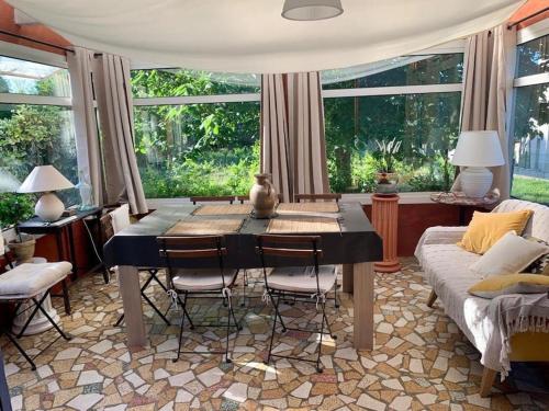 un salon avec une table, des chaises et un canapé dans l'établissement Maison Cadière d'Azur, à La Cadière-dʼAzur