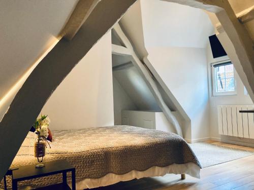1 dormitorio con 1 cama en el ático en Le Rendez-vous du Pêcheur 4 à 6 pers, en Dieppe