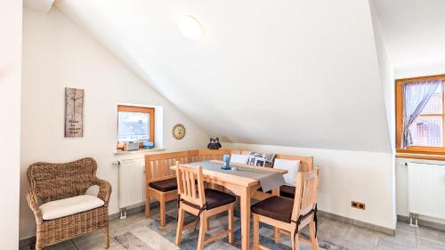 comedor con mesa y sillas en Ferienwohnung Forggensee, en Rosshaupten