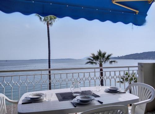 - une table blanche avec vue sur l'océan dans l'établissement Résidence de la mer, à Juan-les-Pins