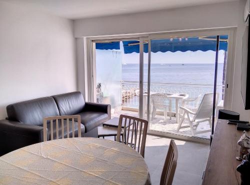 un salon avec une table et un canapé dans l'établissement Résidence de la mer, à Juan-les-Pins