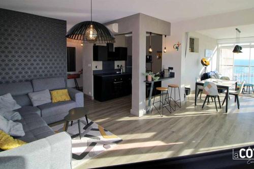 un salon et une cuisine avec un canapé et une table dans l'établissement l'envole T2 cote bleue lacote immo13, à Carry-le-Rouet