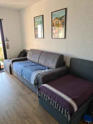 ein Bett und ein Sofa in einem Zimmer in der Unterkunft charming apartment - splendid 180 sea view in La Croix-Valmer