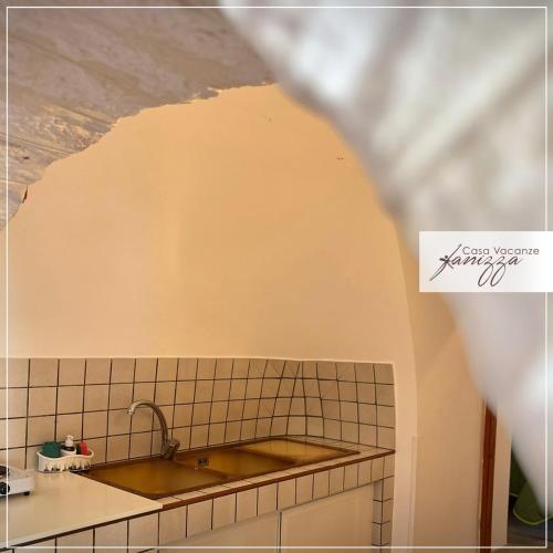 una cucina con lavandino e piano di lavoro di Trulli Casalini civico 27 ad Alberobello