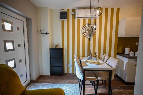 Kuchyň nebo kuchyňský kout v ubytování BANE APARTMANI 6