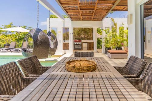 Der Swimmingpool an oder in der Nähe von Gorgeous Beach House with incredible oceanview
