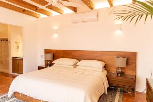Ein Bett oder Betten in einem Zimmer der Unterkunft Gorgeous Beach House with incredible oceanview