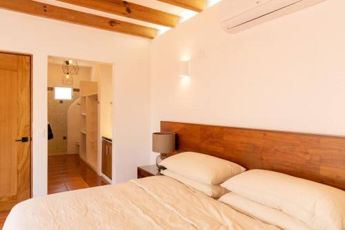 Ein Bett oder Betten in einem Zimmer der Unterkunft Gorgeous Beach House with incredible oceanview