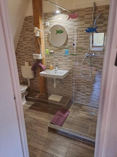 a bathroom with a sink and a shower at Horváth Fogadó Panzió in Szentendre