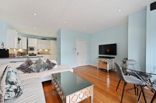 伦敦Hampstead Opulence Apartment - Luxurious Split Level Property的带沙发和桌子的客厅