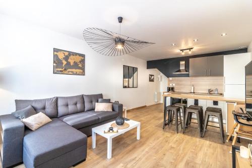uma sala de estar com um sofá e uma cozinha em Au Paradis de Sologne em Romorantin-Lanthenay