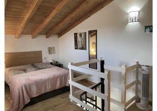 1 dormitorio con cama y techo de madera en Duplex de encanto en Isla Playa, en Arnuero