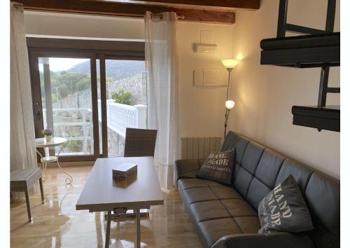 uma sala de estar com um sofá e uma mesa em Duplex de encanto en Isla Playa em Arnuero