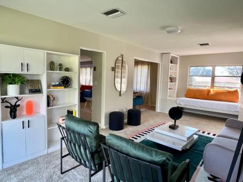 uma sala de estar com cadeiras verdes e um sofá em Perfect Fun House to Visit Theme Parks em Lake Alfred