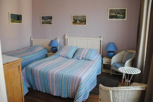 a small bedroom with a bed and a couch at Chambres Chez Mounie in Arromanches-les-Bains