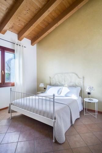 a bedroom with a large bed in a room at Agriturismo Ai Carpini in Marcon