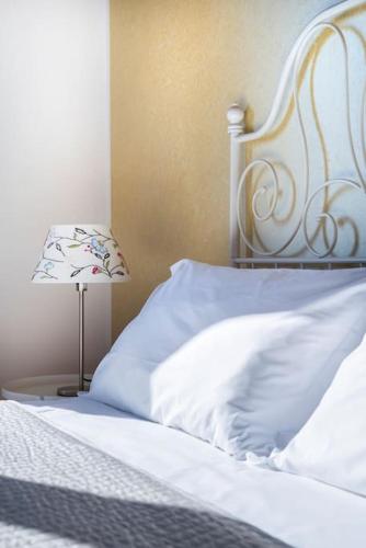 a bedroom with a white bed and a lamp at Agriturismo Ai Carpini in Marcon