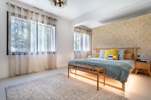 1 dormitorio con cama y ventana grande en Villa Moderniste d'architecte vue mer en Toulon