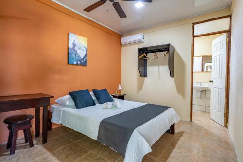 Postel nebo postele na pokoji v ubytování El Cocobolo Food&Rest Room 3 Bed and Breakfast WiFi AC Pkg gratis