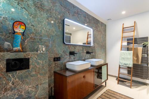 Baño con 2 lavabos y espejo en Villa Moderniste d'architecte vue mer en Toulon