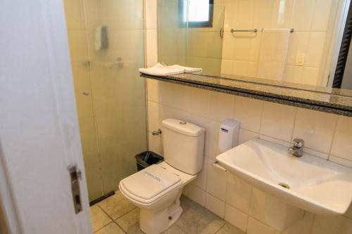 uma casa de banho com um WC e um lavatório em Elo Hotels Express em Maringá