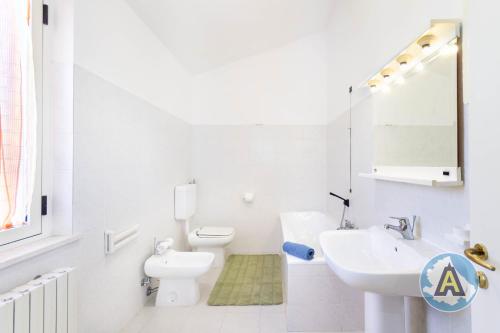bagno bianco con servizi igienici e lavandino di Villino Fonte del Mare a Silvi Paese