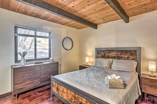 En eller flere senge i et værelse på Peaceful Oak Haven Cabin near Yosemite