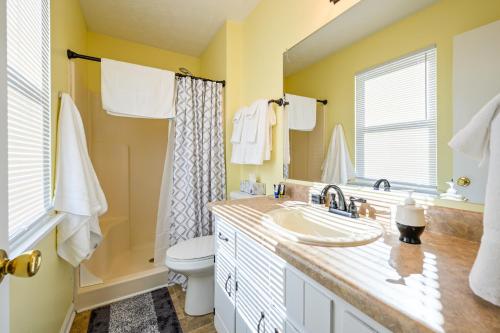 ein Bad mit einem Waschbecken und einem WC in der Unterkunft Rustic 4BR Home In Huge Open Air Space & BKYD Deck in Jonesboro