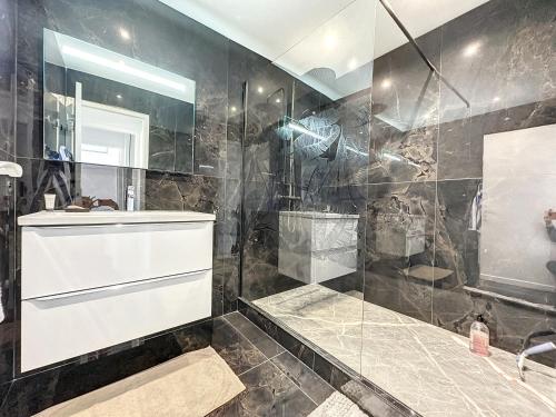 une salle de bain avec douche et lavabo dans l'établissement SUQ3 - Très beau 2 pièces avec terrasse, à Cannes