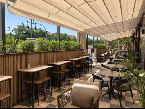 ein Restaurant mit Tischen und Stühlen auf einer Terrasse in der Unterkunft Hotel Turia in Valencia