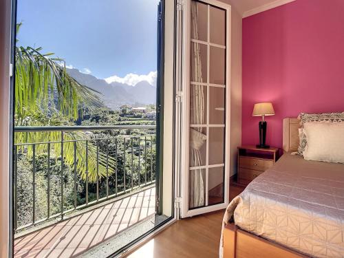 1 dormitorio con 1 cama y balcón con vistas. en Mountain View Villa by Atlantic Holiday, en São Vicente