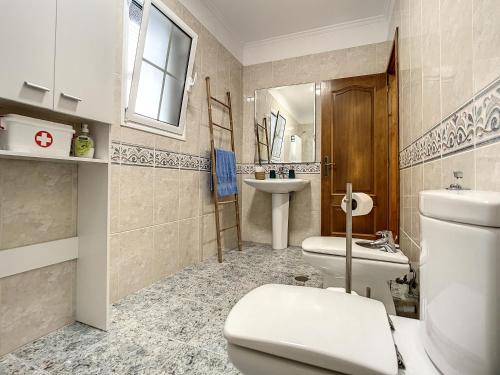 un baño con inodoro y lavabo en Mountain View Villa by Atlantic Holiday, en São Vicente