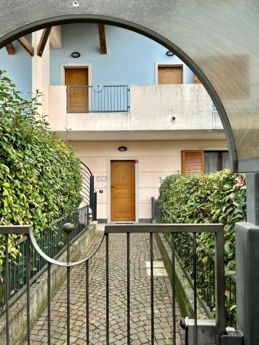 an archway leading to a building with a brown door at Green Room Del Garda in Castelnuovo del Garda