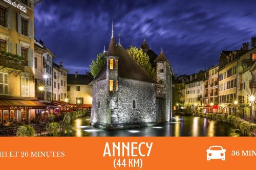 an image of a building in a city at night at ZenBNB / Safari / 3 Personnes / 5 secondes du Tram in Ambilly