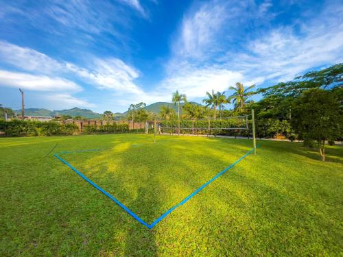 a soccer field with a net in the grass at Seu Refúgio Rural Piscina Privativa e Natureza in Tubarão