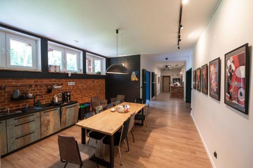 cocina y comedor con mesa de madera en Pasjonat Tu en Tuczno