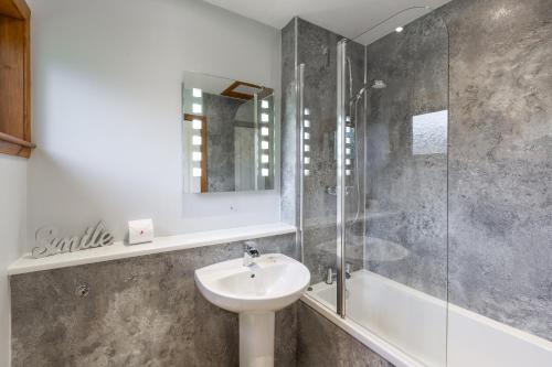 un baño con lavabo y ducha en Birch Lodge 14 with Hot Tub, en Newton Stewart