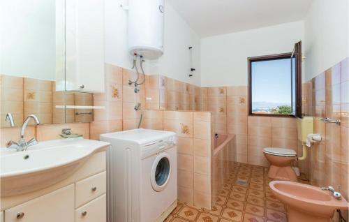 een badkamer met een wasmachine en een wastafel bij Pet Friendly Home In Kali With House Sea View in Kali