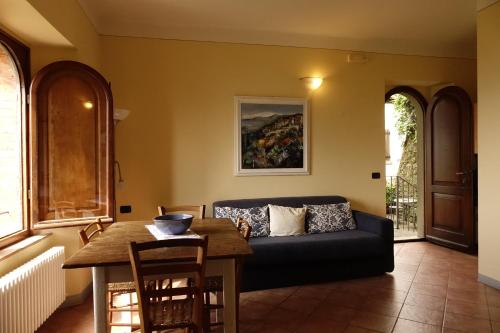 a living room with a couch and a table at Casa Vacanze Le Muse Sillico in Pieve Fosciana