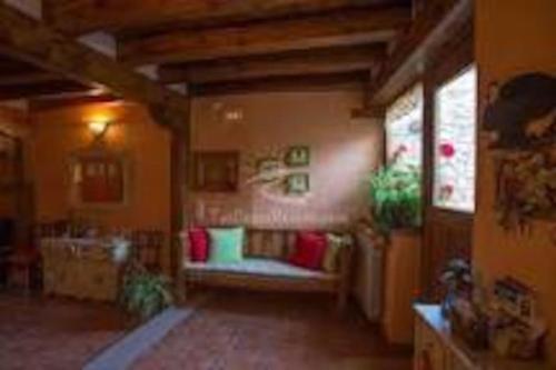 un soggiorno con divano in camera di Casa Rural Mi Rinconcillo a Valleruela de Pedraza
