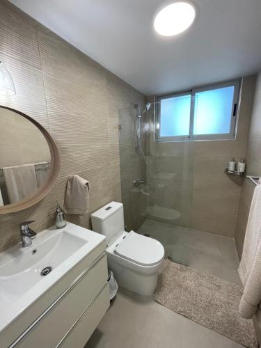 a bathroom with a toilet and a sink and a shower at Exclusivo apartamento frente al mar in San Pedro de Macorís