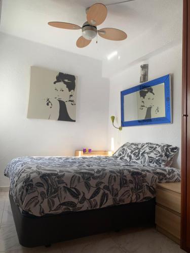 a bedroom with a bed and a ceiling fan at Tati flat - "Parking Fácil" in Córdoba