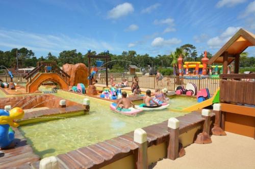 a group of children playing in a water park at Chris et Sabrina - Camping Les Viviers 4 étoiles in Lège-Cap-Ferret