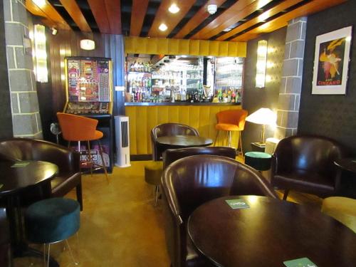 un restaurante con mesas y sillas y un bar en The Scala Hotel en Blackpool